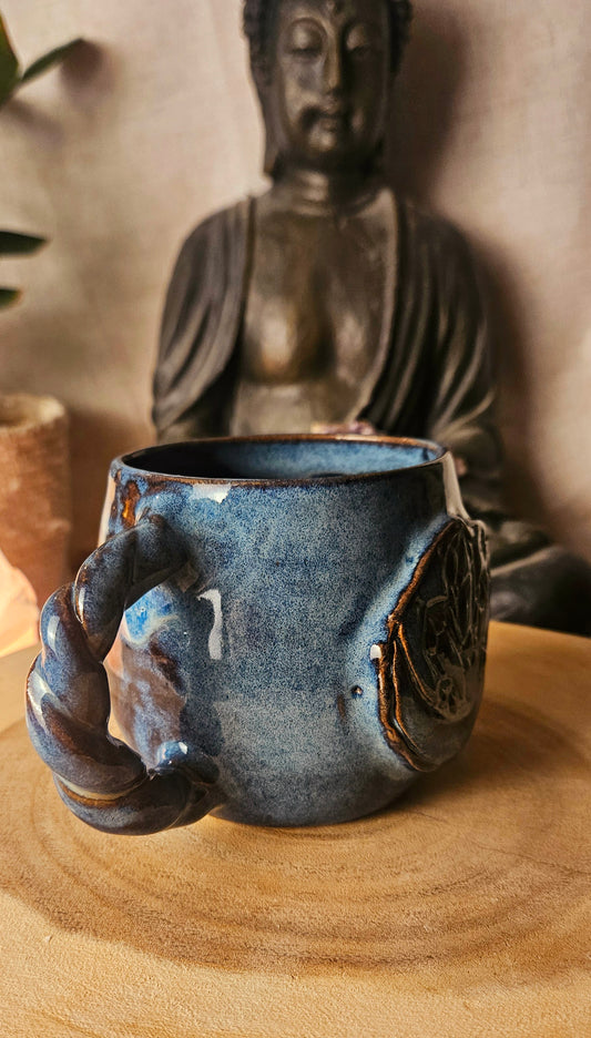 Zauberhafter Kristallbecher mit gedrehten Henkel